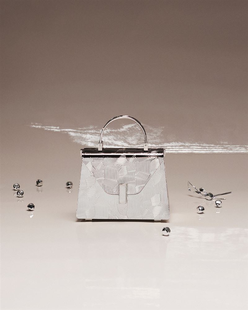 Valextra秋冬全新Iside Minaudiere包款以金屬質感詮釋冬日中的都市優雅。（圖／品牌業者提供）
