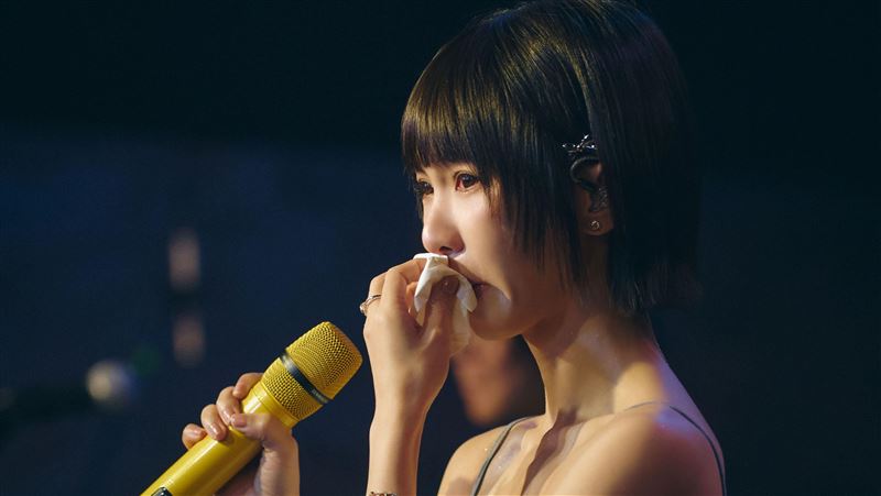 溫妮才喊「沒那麼愛哭」…下秒突失控淚崩