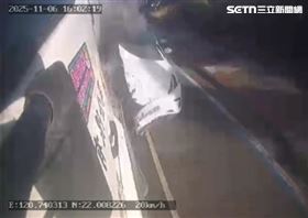 新／屏東特斯拉導彈式追撞　奪命瞬間曝光（圖／翻攝畫面）