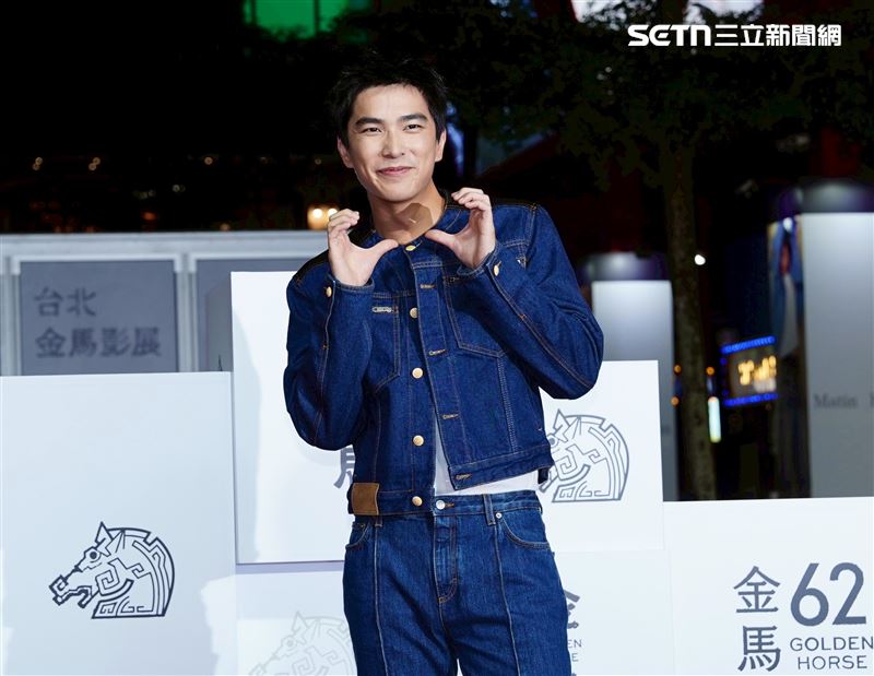 曾敬驊出席金馬影展開幕，手比愛心很可愛。（圖／記者趙于瑩攝影）