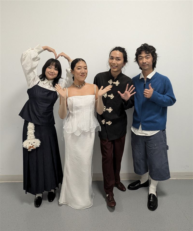 百合花樂團與李竺芯（左2）合體為金音獎演出。（圖／金音創作獎提供）