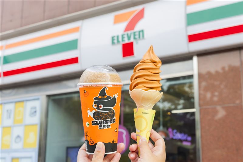 7-ELEVEN於名鍋盛典活動期間推出指定冷藏或冷凍鍋物湯品任兩件92折、三件88折外再加贈指定冰品系列77折折價券，思樂冰(大杯)、雪淋霜、酷聖霜霜淇淋、哈根達斯等指定品項冰品皆可享有優惠。（圖／品牌業者提供）