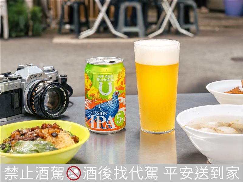 SESSION IPA晨曦青嶺金釀啤酒酒液呈淡金色澤，泡沫細膩綿密。（圖／品牌業者提供）