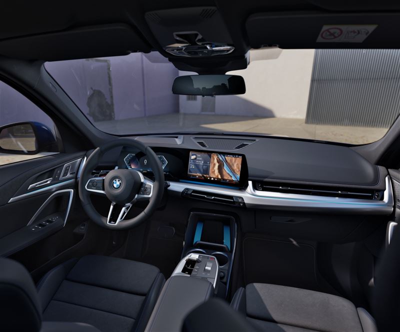 導入懸浮式曲面螢幕、BMW OS 9介面與語音助理2.0。（圖／BMW提供）