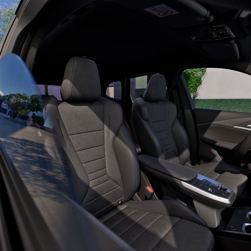 雙前座跑車座椅與M專屬鋁質飾板。（圖／BMW提供）