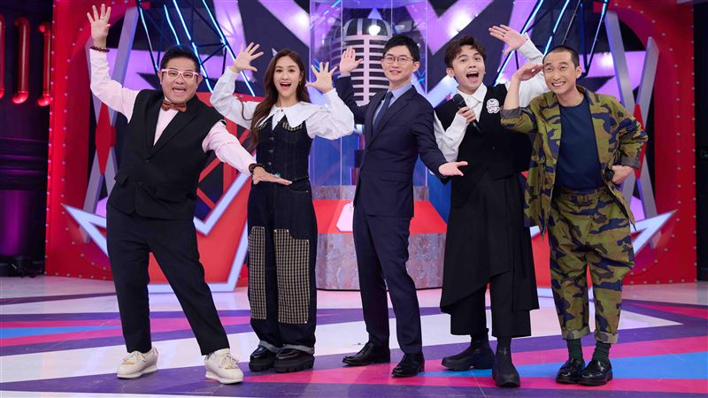 許效舜（左起）、Sandy、視網膜、黃豪平、浩子。（圖／公視台語台提供）