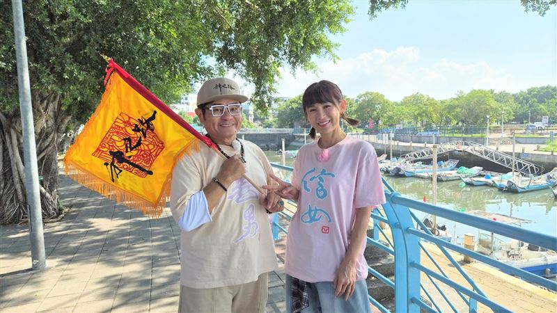 許效舜（左）、鄭仲茵感謝觀眾（圖／東森提供）