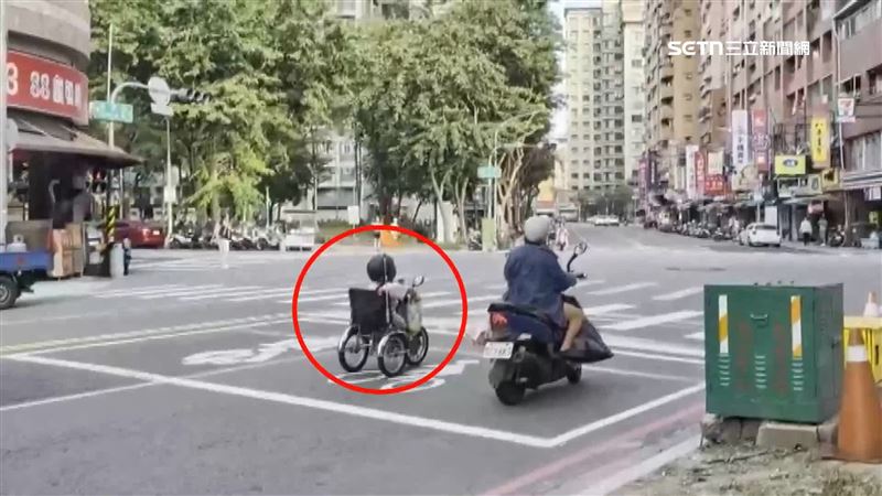 輪椅改裝而成的電動三輪車，行駛在內車道上，與自小客車爭道