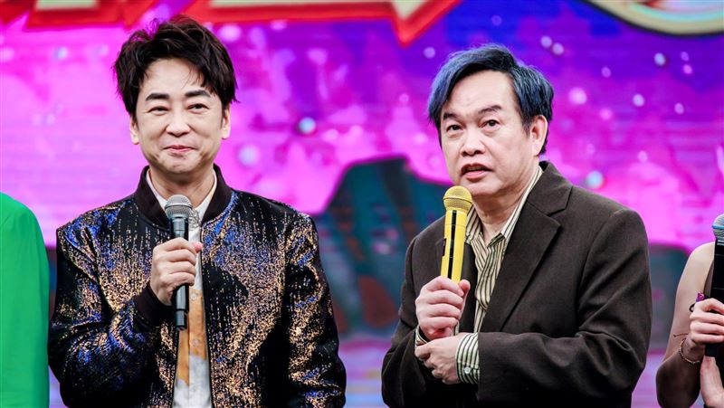 羅文聰(左)與康康同台。(圖／中視提供)