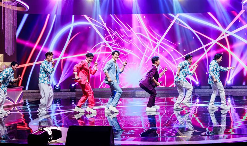 陳隨意(右三)認真熱舞成焦點王。(圖／中視提供)