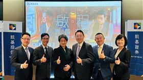 凱基指出，面對降息與震盪，關鍵是把股與債一次打包：用平衡型ETF上行參與成長、下行由債券緩衝，靠分散、分批與長期紀律把波動變成再平衡的進場訊號。兩條路線各取所長，00980T聚焦美股龍頭搭配美債；00981T以全球BBB級債結合台股權值，著眼穩健累積總報酬。（圖／凱基提供） 