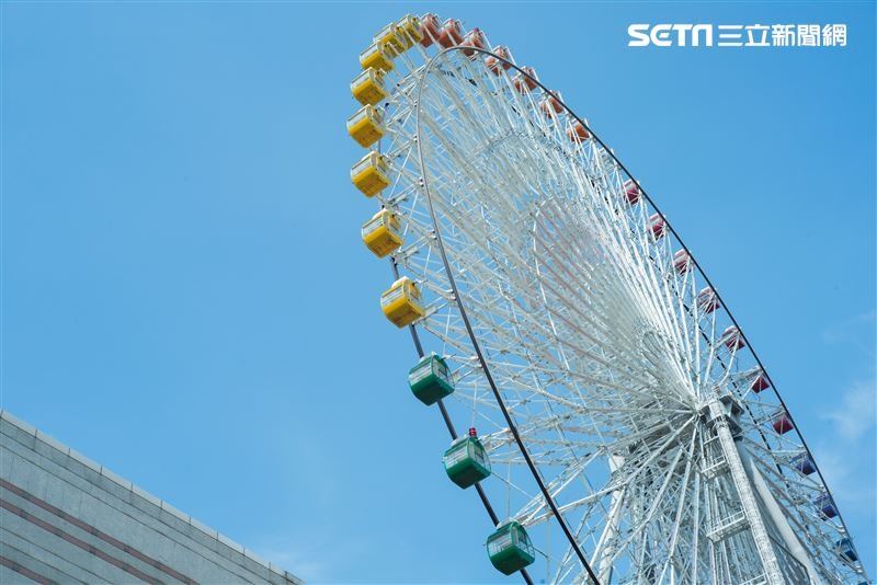 男生坐在摩天輪內背對鏡頭,而身穿白色衣裝的女子,則蹲坐在他前方彎下腰不斷「上下吞吐」。(示意圖/資料照)