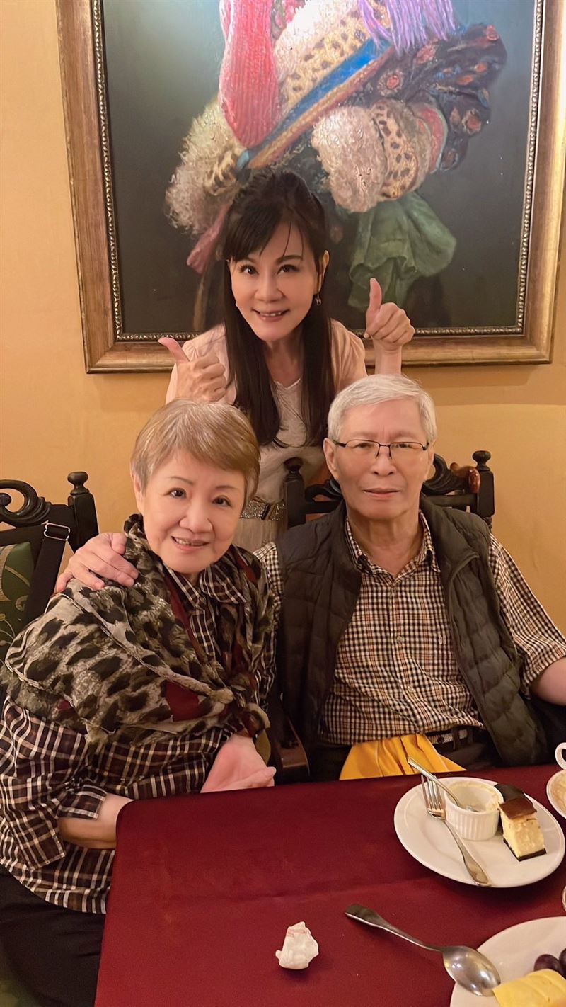 龍千玉悲慟恩師張錦華（右下）離世，享壽75歲。（圖／翻攝自龍千玉臉書）