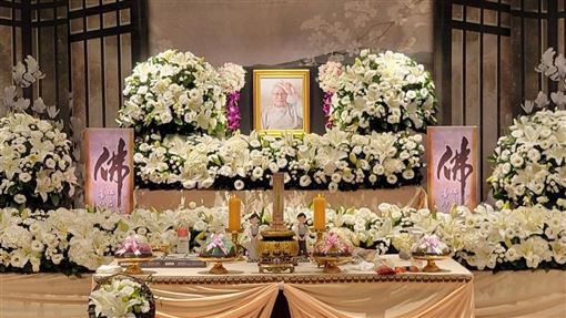 龍千玉悲慟恩師猝逝！創作雙人枕頭針線情