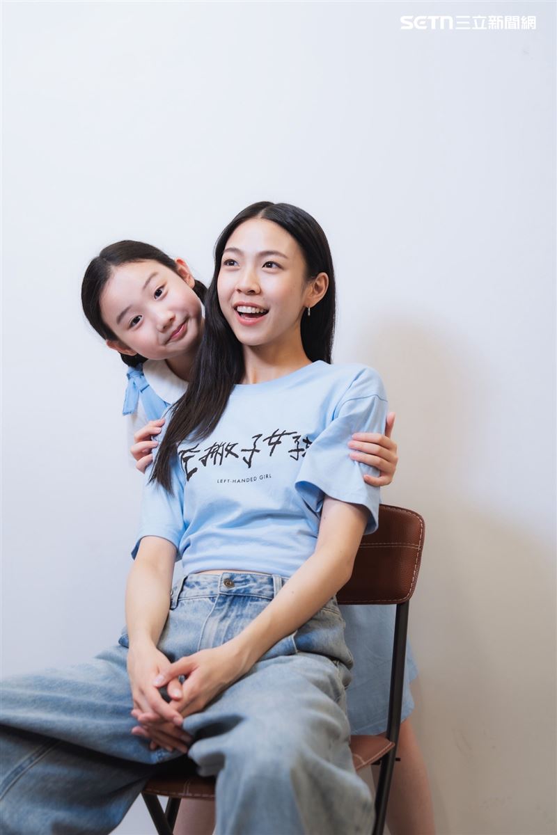 馬士媛（右）、葉子綺在《左撇子女孩》飾演姐妹。（圖／記者趙于瑩攝影）