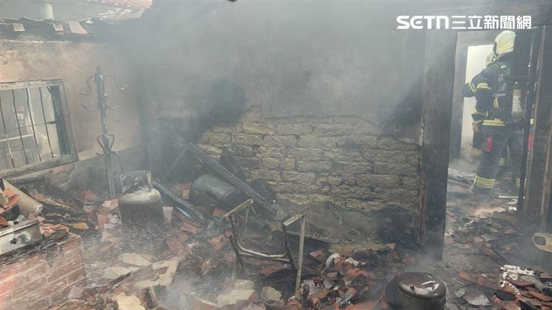 高雄市田寮區昨天（6日）傳出死亡火警，90歲何姓老翁倒臥屋內，明顯死亡，未送醫。（圖／翻攝畫面）