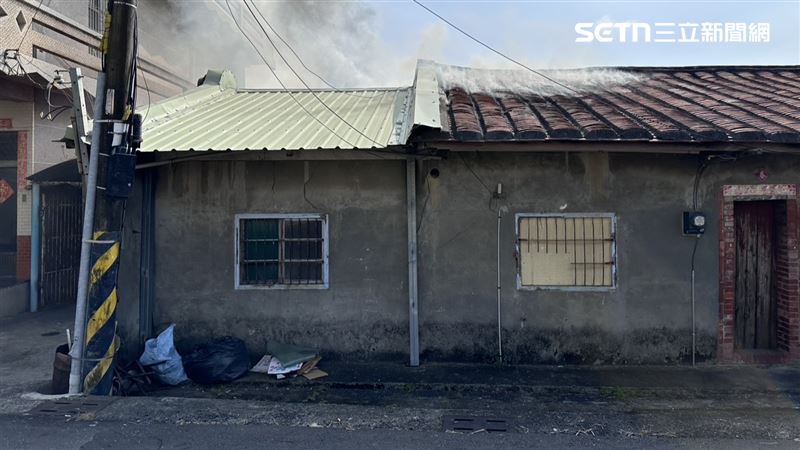 該屋無人居住，平時作為雜物間，作為倉庫放置物品，卻不明原因起火。（圖／翻攝畫面）