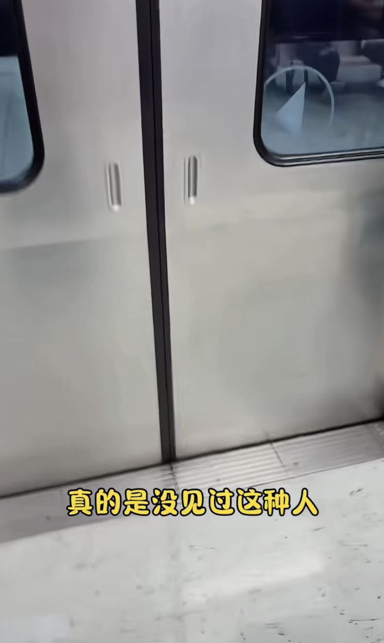 中國籍配偶網紅「灣灣小月」北捷拍片挑釁引起討論。（圖／翻攝自灣灣小月抖音）