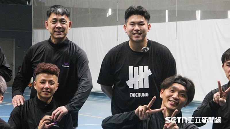 Monarch品牌創辦人陳逸（右）與台灣輪椅籃球隊總教練羅興樑（左）。（圖／記者蔡厚瑄攝影）