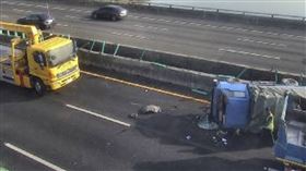 台南,台南市,安定交流道,車禍,追撞,貨車,翻覆,分隔島（圖／翻攝畫面）