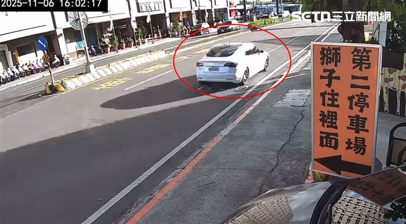 特斯拉最後完整身影，此時畫面中有一大段路無車，呈現清空狹長跑道，下秒飆速聲音由遠至近，特斯拉花不到3秒劃過路面。（圖／民眾提供）