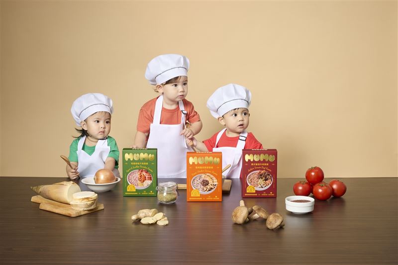 可愛小廚師體驗米其林主廚監製的MUMU寶寶燉飯。（圖／MUMU提供）