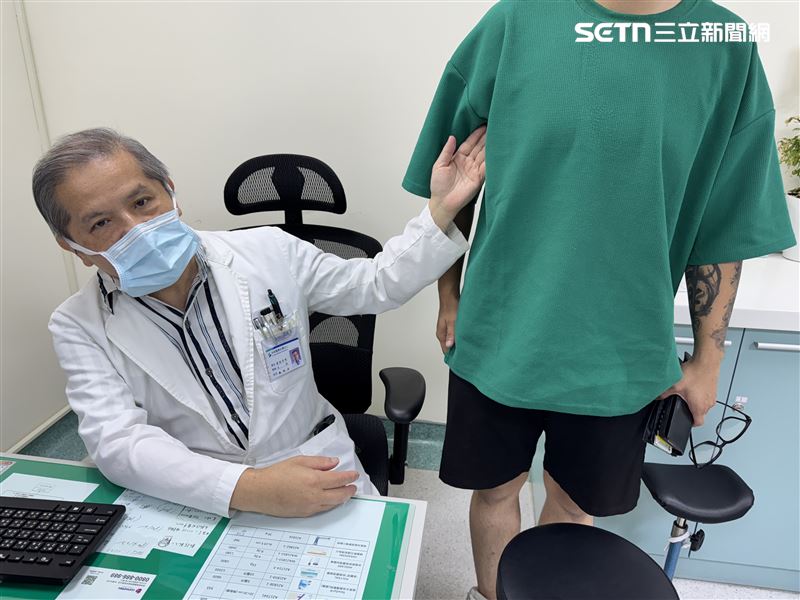 30歲張先生飽受男性女乳症困擾,多年來不敢抬頭挺胸,當兵時更是崩潰。(圖/烏日林新醫院提供)