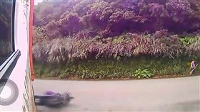 機車貨櫃聯結車瞬間。（圖／翻攝畫面）