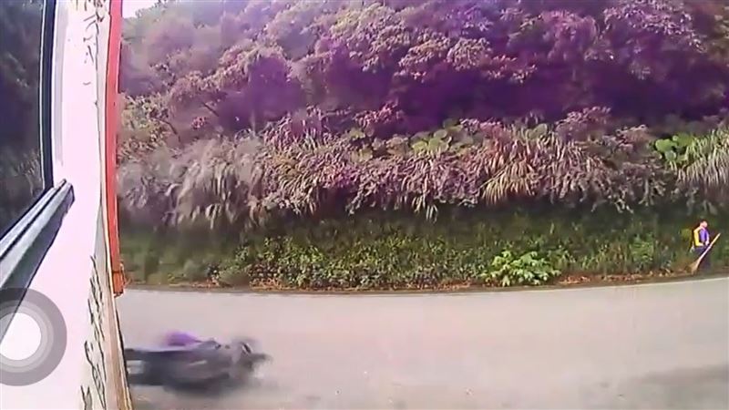 瑞芳機車猛撞貨櫃車 騎士卡輪下畫面曝光