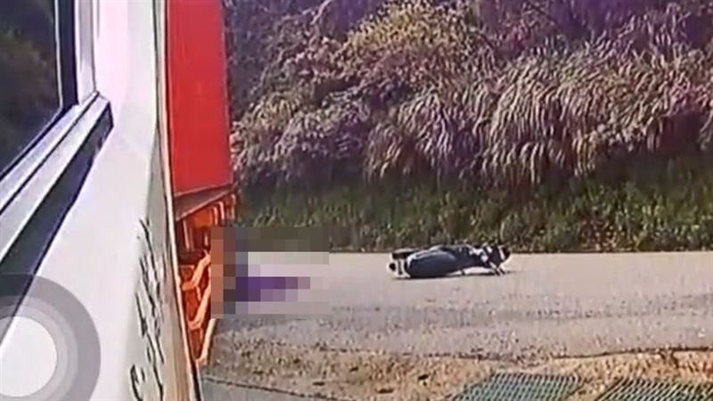 騎士被輾過受困右後輪下。（圖／翻攝畫面）