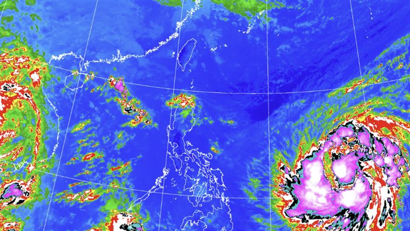 鳳凰颱風預計今日達到中颱等級，侵襲台灣機率高。（圖／取自氣象署）
