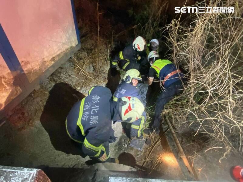 彰化花壇鄉發生離奇自撞車禍，男子騎車自撞，摔飛至路邊草叢。（圖／翻攝畫面）
