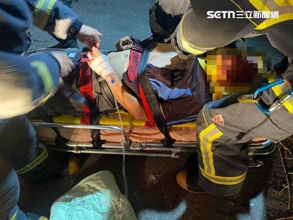 男騎車自撞臉部受創鮮血狂流，陷入昏迷仍在搶救中。（圖／翻攝畫面）
