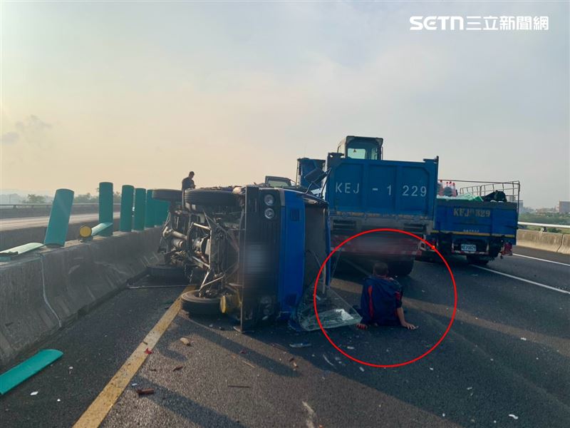 熱心民眾將受傷駕駛從車內合力拖出，他癱軟坐在路邊。（圖／民眾提供）