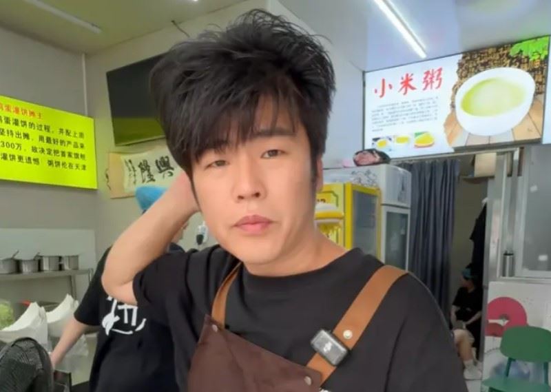 中國小吃攤販「粥餅倫」買黃牛票慘遭詐騙。（圖／翻攝自粥餅倫抖音）