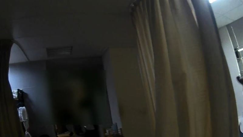 桃園市警方突襲2處賣淫集團據點查獲12名應召女、6男客。（圖／翻攝畫面）