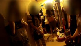 桃園市警分局昨天（6日）晚間突襲2處賣淫集團據點，共查獲12名應召女，其中本國籍6人、越南籍6人，當時正與6名男客正在從事性交易，全案已依法進行裁罰，外籍女子移送專勤隊收容。