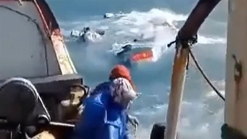 台北港外海、一艘野柳籍捕蟹漁船「漁山36號」翻覆。（圖／翻攝畫面）