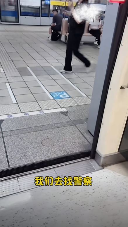 中國網紅「灣灣小月」近日在台北捷運乘車時跟女乘客爆發激烈口角，還揚言找警察。（圖／翻攝自灣灣小月抖音）