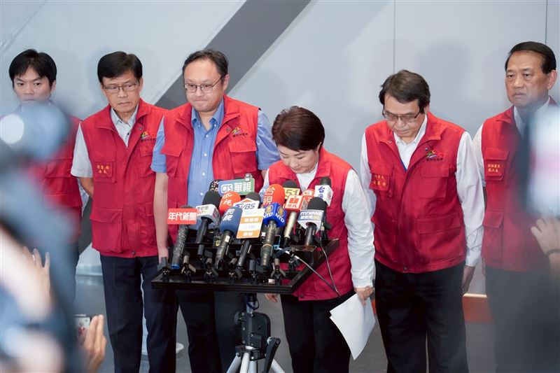 非洲豬瘟15天禁運禁宰令順利解封，台中市長盧秀燕率領市府官員，鞠躬道歉。(圖／台中市政府提供)