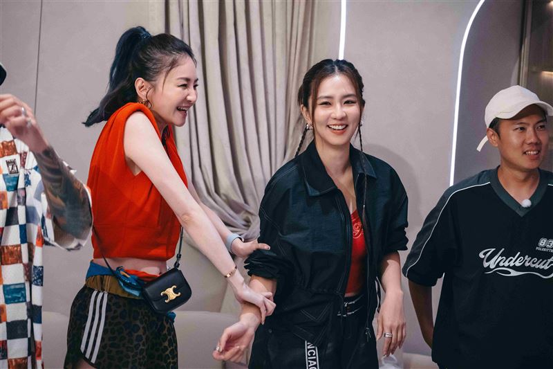 周曉涵（右）跟花花互動。（圖／東森綜合台提供）