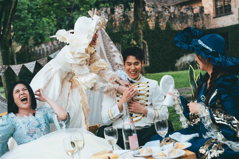苗可麗強逼周予天解扣，花花飢渴喊：很久沒看到男人肉體了！（圖／東森綜合台提供）