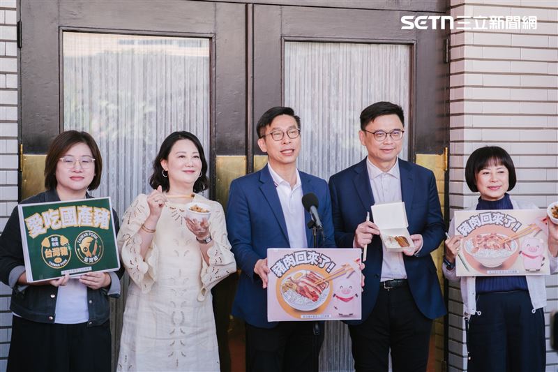 豬肉解禁，民進黨團一早也買了肉燥飯、焢肉飯在立院議場前大啖美食，表態力挺台灣豬。（圖／記者楊士誼攝影）