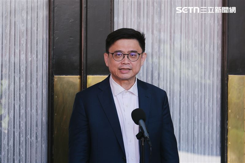 賴瑞隆表示，把一萬元拿去繳黨費不會氣死誰，「你只會把青鳥笑死而已」。（圖／記者楊士誼攝影）