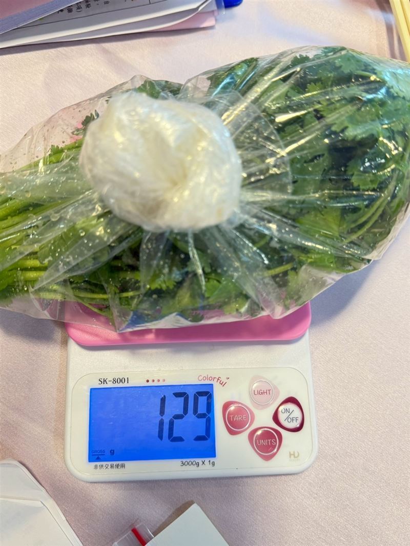 北市衛生局今公布114年9月生鮮蔬果抽驗結果,有11件不符規定,其中,七海餐飲事業股份有限公司的香菜(芫荽),驗出公告禁用農藥陶斯松等10項違規。(圖/北市衛生局提供)