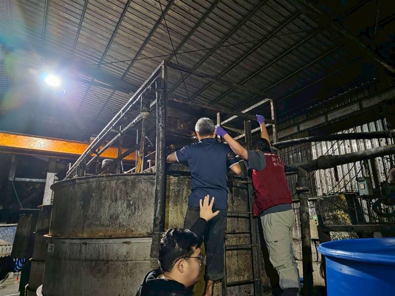 動保處人員檢視廚餘樔內裝滿廚餘。（圖／新北市政府官網）