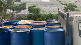 經新北市動保處人員攔車檢視廚餘車載有28桶廚餘。（圖／新北市政府官網）