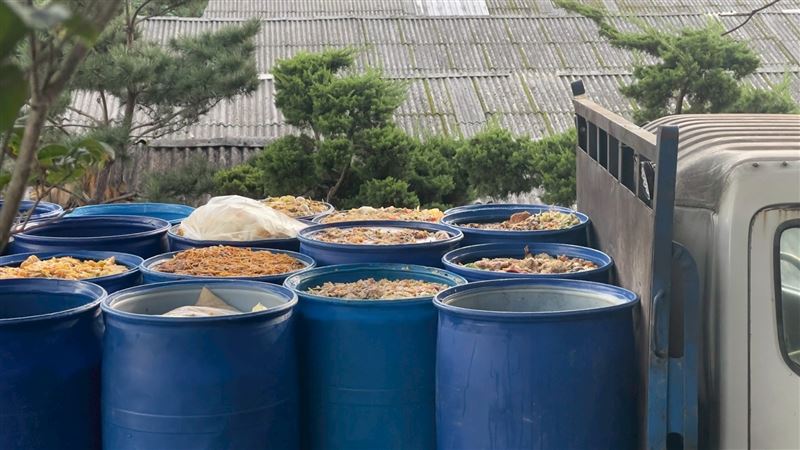 經新北市動保處人員攔車檢視廚餘車載有28桶廚餘。（圖／新北市政府官網）