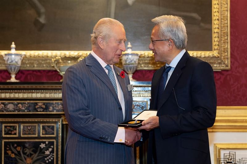 黃仁勳在英國聖詹姆斯宮受封「伊麗莎白女王工程獎」，並意外收到查爾斯國王親手遞出的警示信。（圖／翻攝自FB @ NVIDIA）