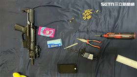 台北市刑大科偵隊在朱姓通緝犯住家搜出QC10衝鋒槍。（圖／翻攝畫面）